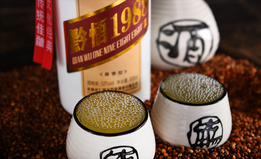 优质的酱香型白酒为什么是微黄色的?